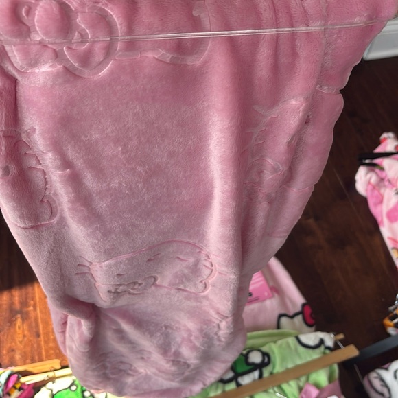 Hello Kitty Embossed Milky Mink Throw Blanket - Picture 2 of 3